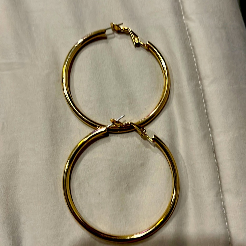 EARINGS GOLD COLOR